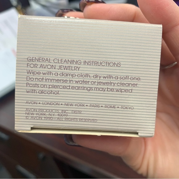 Avon pretty kitty silvertone/Green Cat clip drop.  Earrings. NIB 1990 - Picture 2 of 4